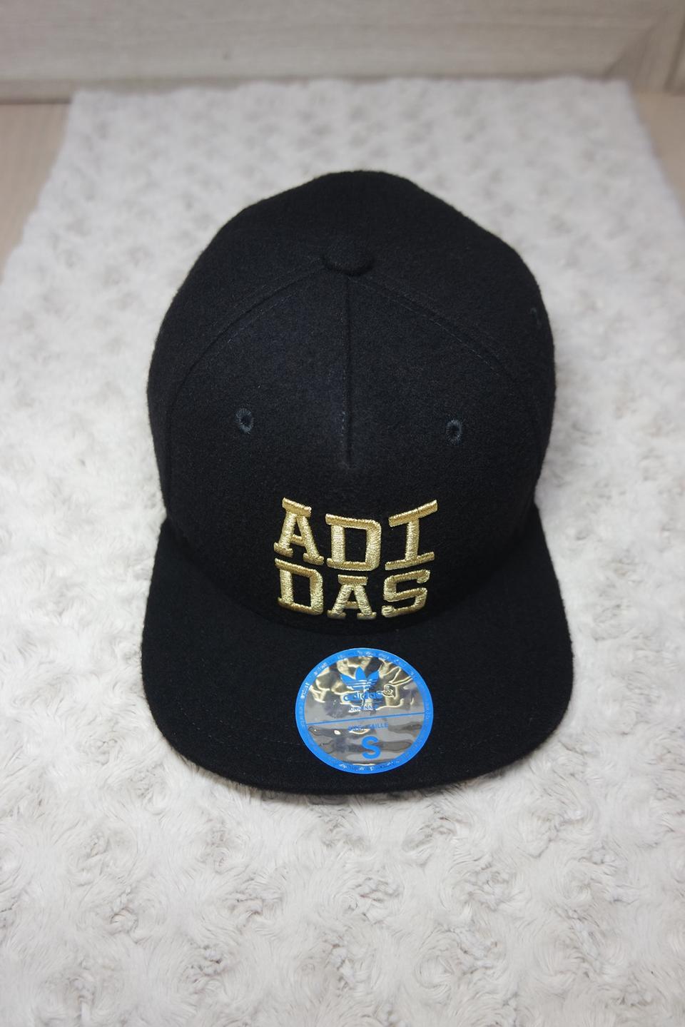 아디다스 블랙&골드 모 스냅백 55사이즈