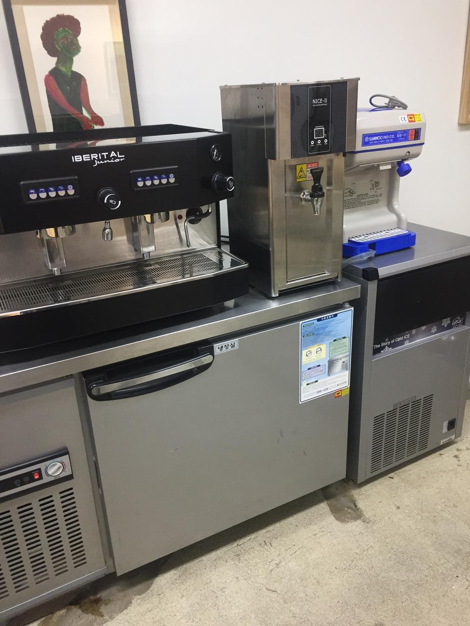 테이블냉장고. 제빙기 . 온수기. 빙삭기