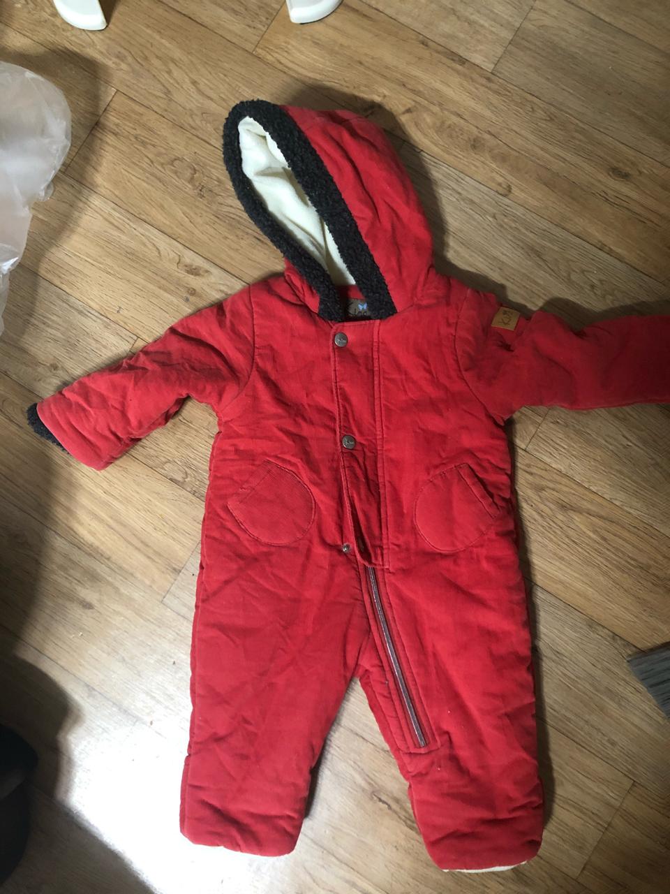 빨간 겨울 우주복