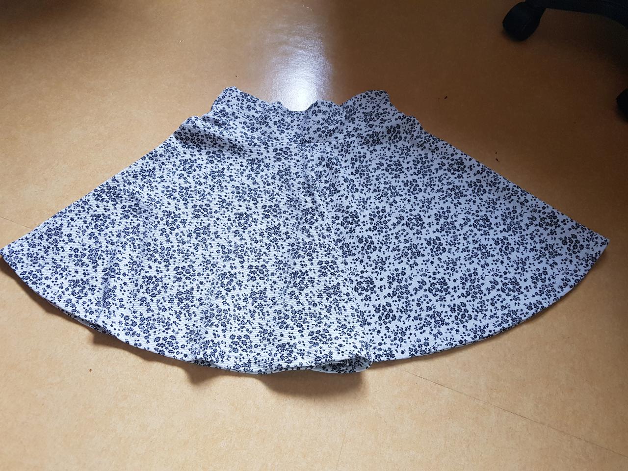 꽃무늬 하얀 플레어 스커트