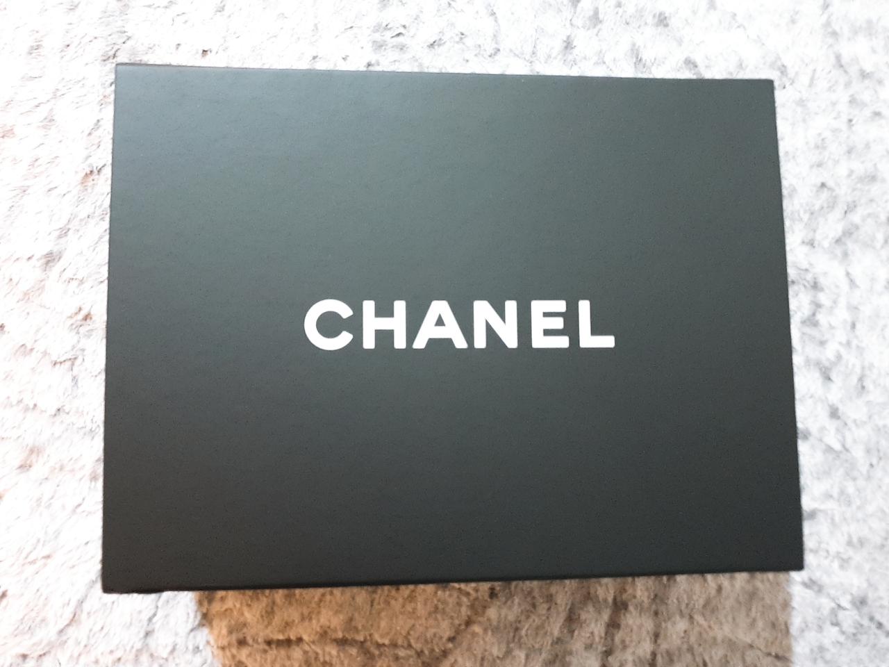 (가격내림) 정품.새상품 샤넬 보이백 미듐은장 램스킨 파리 샤넬본점 구입