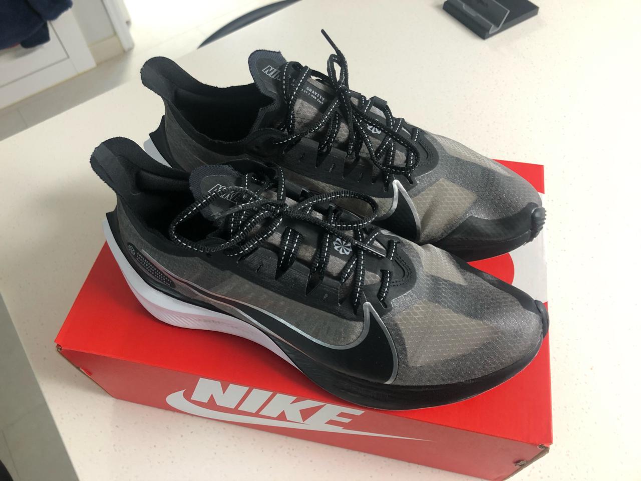 (280) 나이키 줌그래비티 블랙/그레이 색상
