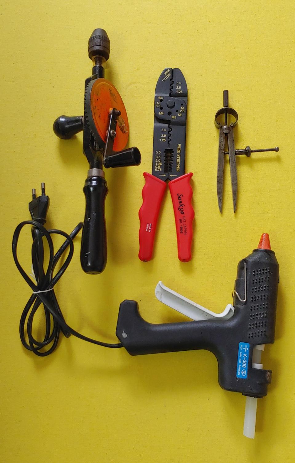 독일제 핸드드릴, 대만제 전선 스트리퍼, 독일제 특수강 컴파스, 글루건