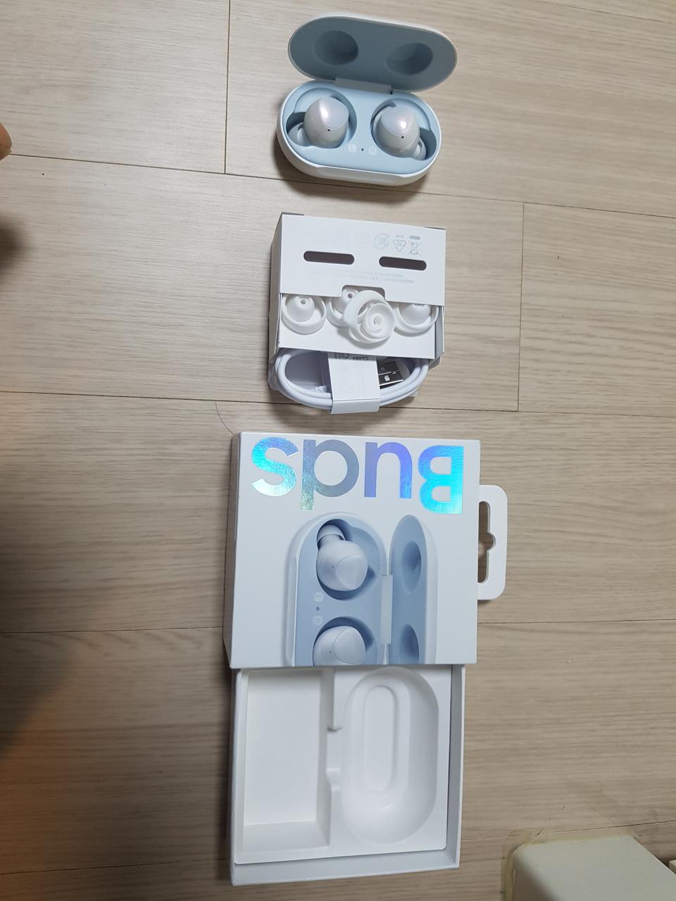 겔럭시 버즈  신품급  한두번쓰고 모셔놨어요