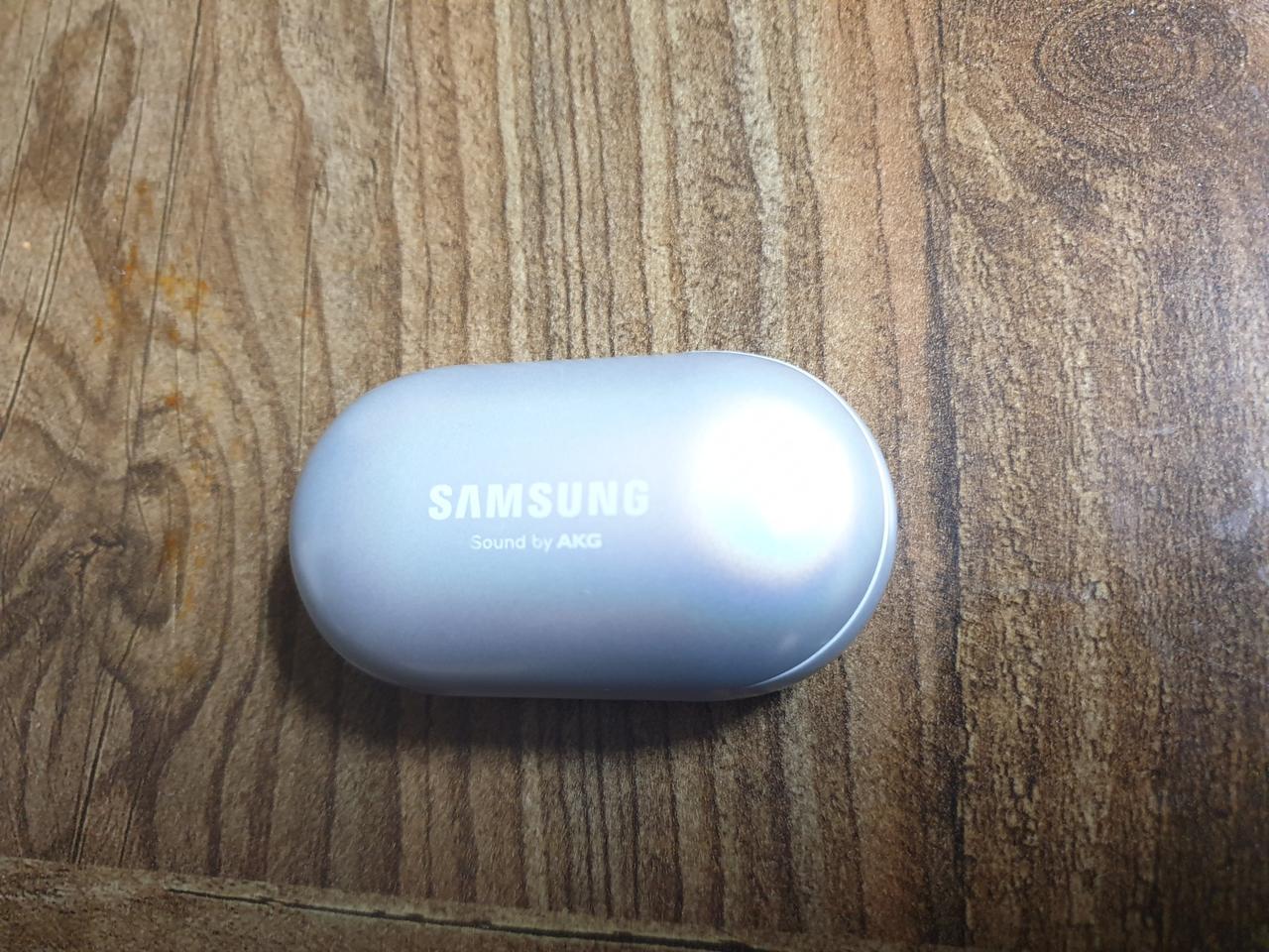 갤럭시버드(버즈) 오로라실버색상이고 충전케이스만 판매합니다