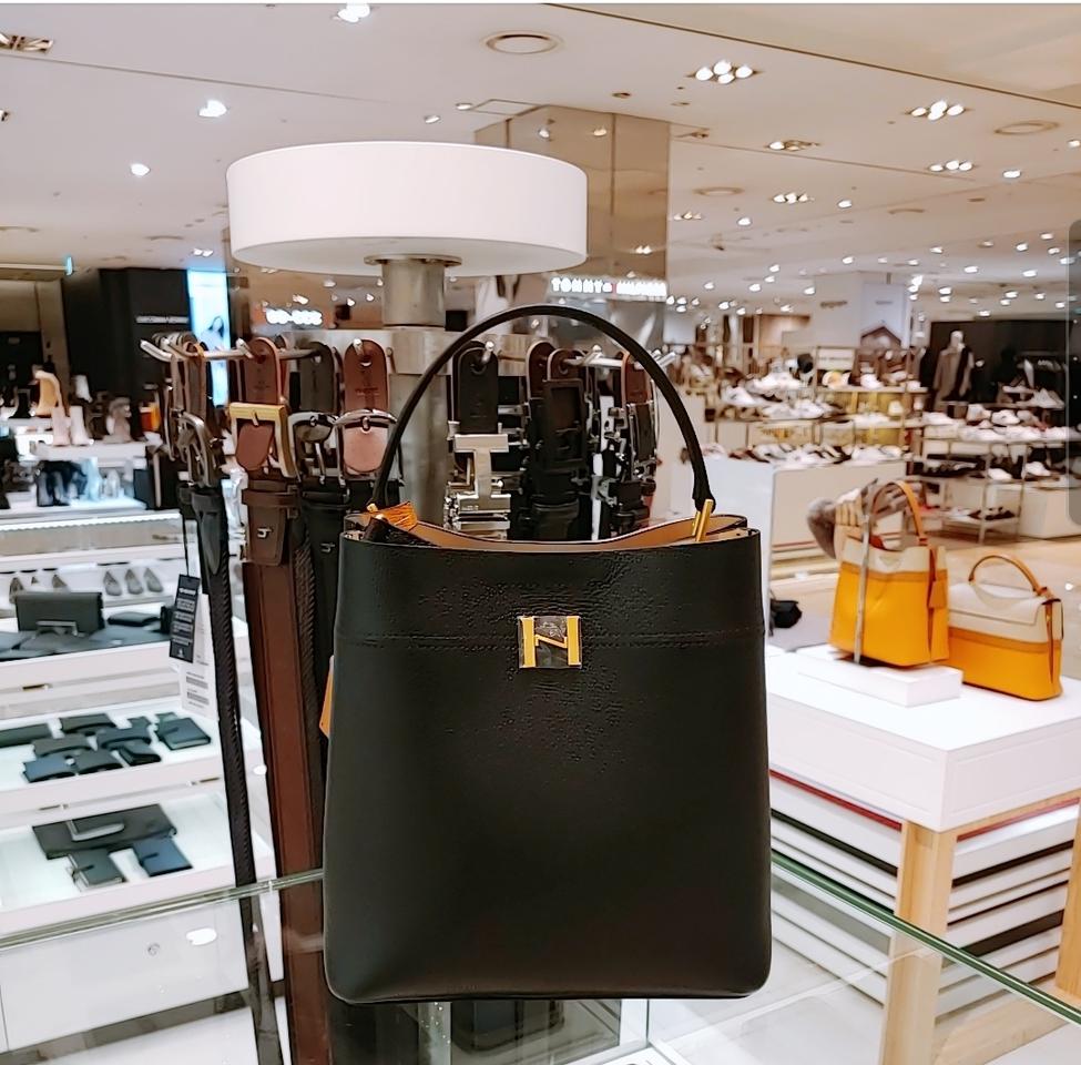 [HAZZYS ] 블랙 가죽 골드H버클 버켓 토트백