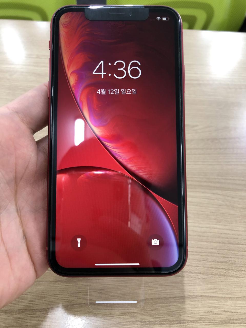 아이폰XR 레드 128기가 리퍼폰[미사용] 판매합니다.