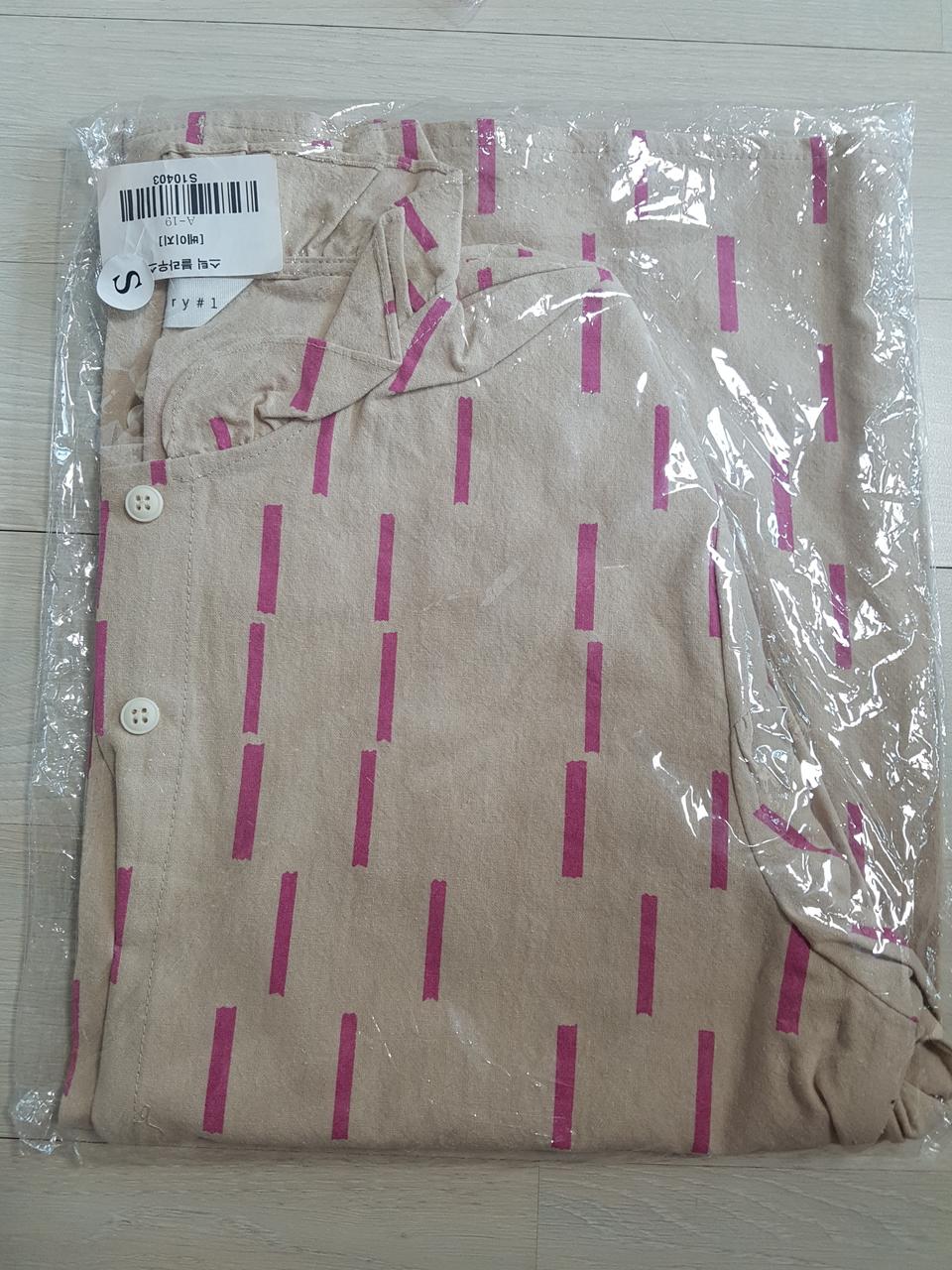 베이지 프릴 블라우스