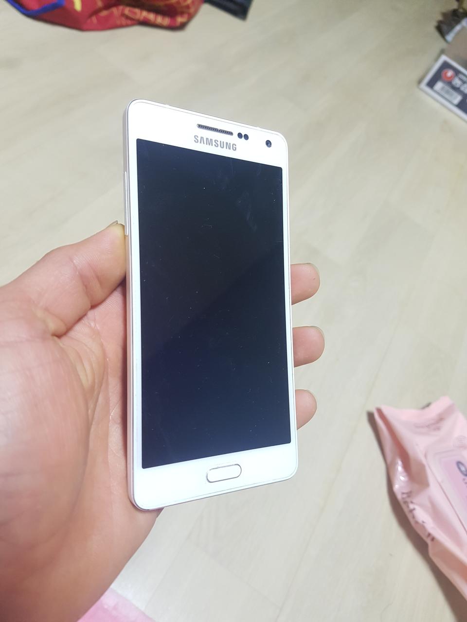 갤럭시 a5 화이트 16기가 판매합니다.