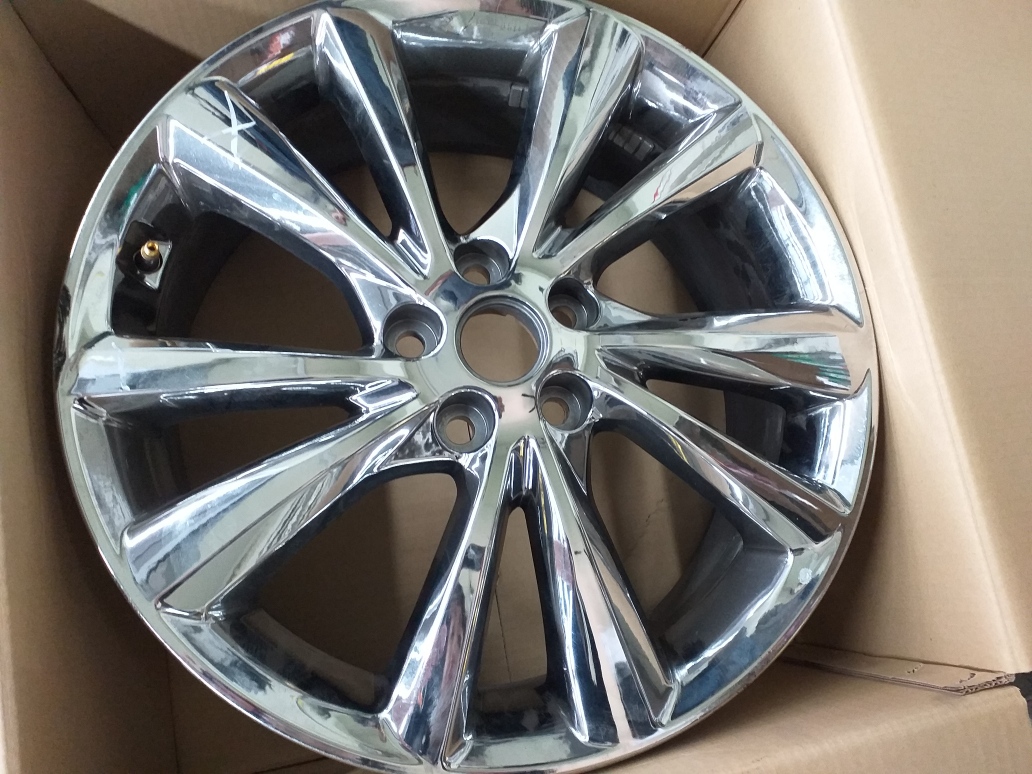 카니발 하이퍼리무진 순정휠 입니다.테두리에 살짝 기스가 나있습니다.