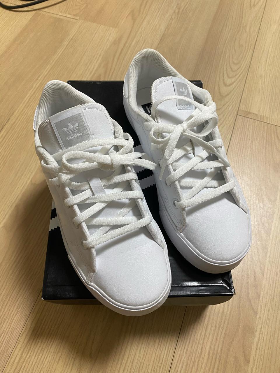 아디다스 화이트운동화