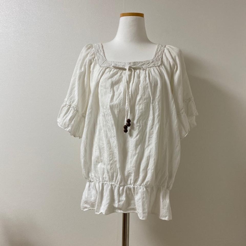 화이트 테슬 블라우스