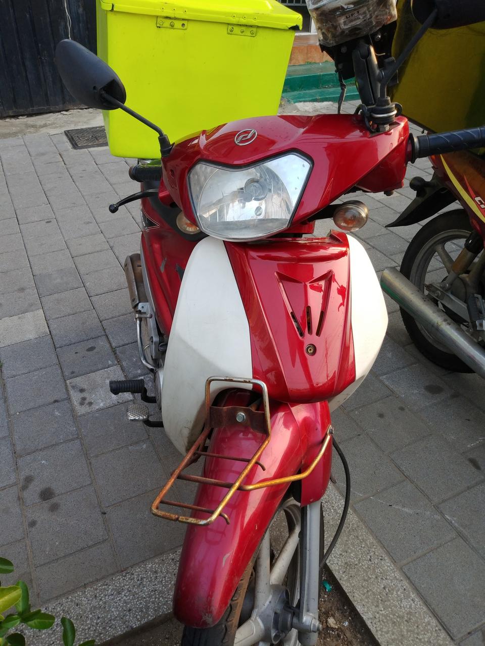 깔끔한 시티에이스 2.  02년식 오토바이 배달통 ㅡ충전기 모두 드려요.