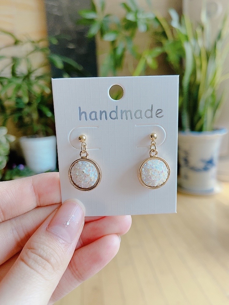 화이트 동그리 귀걸이