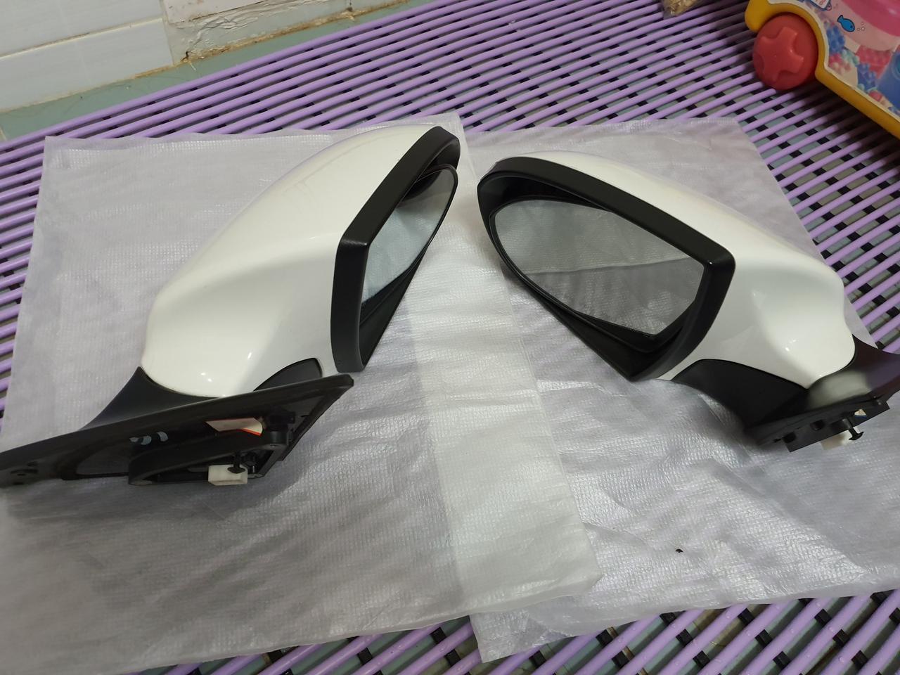 스포티지R 사이드미러 흰색 판매 합니다.