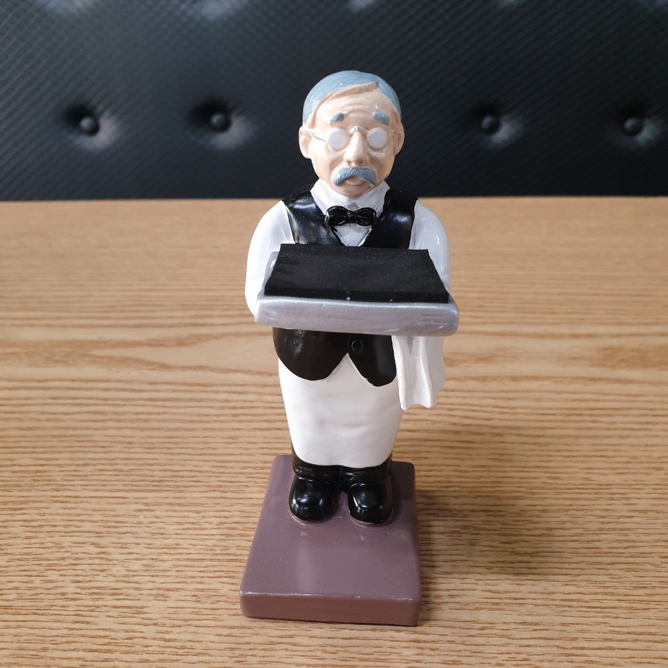 13센티 시계거치대 집사, 우주인