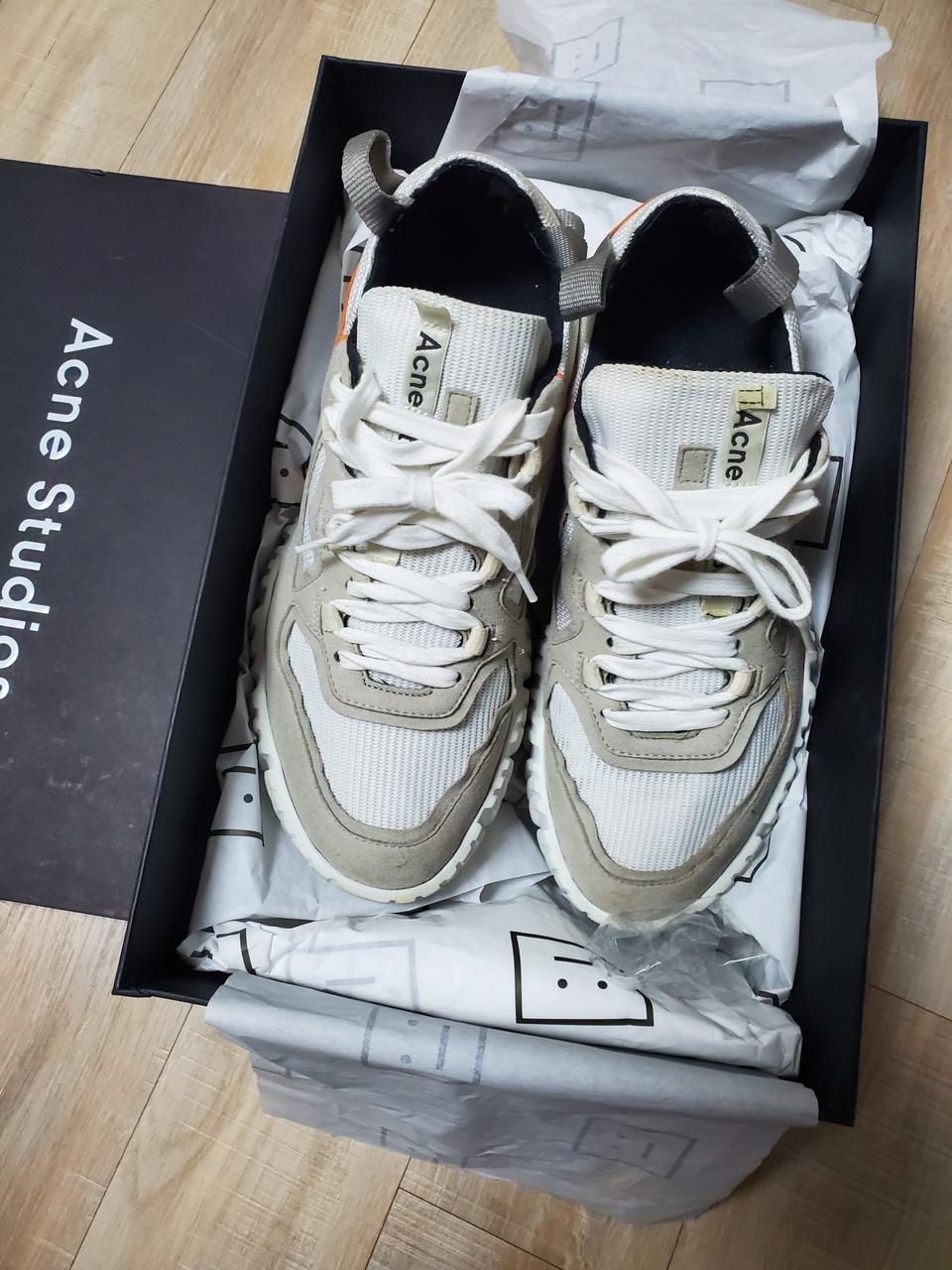 아크네 스니커즈