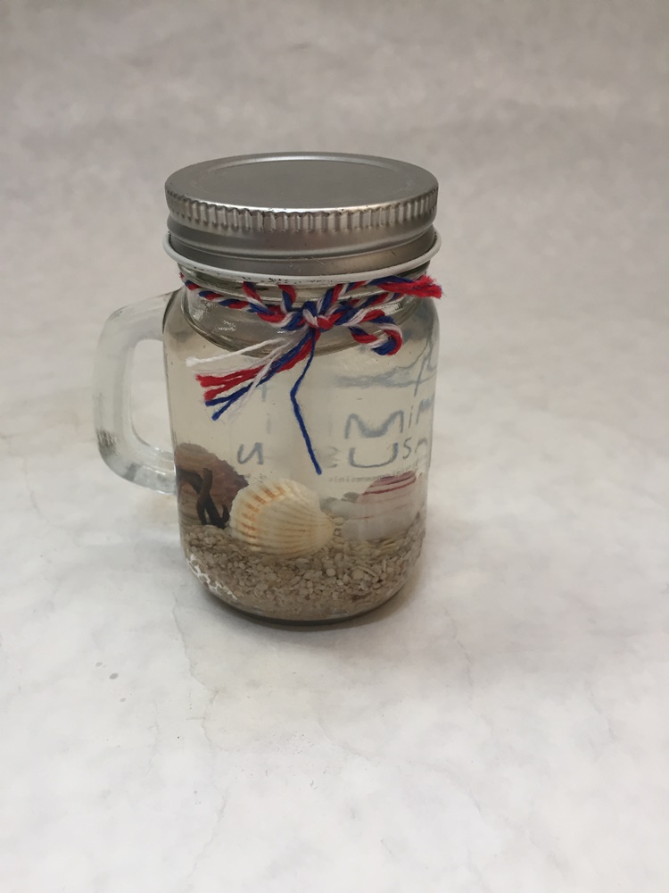 유리병안에 조개와 바다풍경이 있는 촛능불