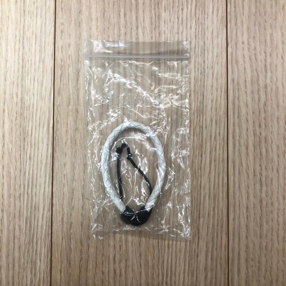 화이트 가죽 팔찌