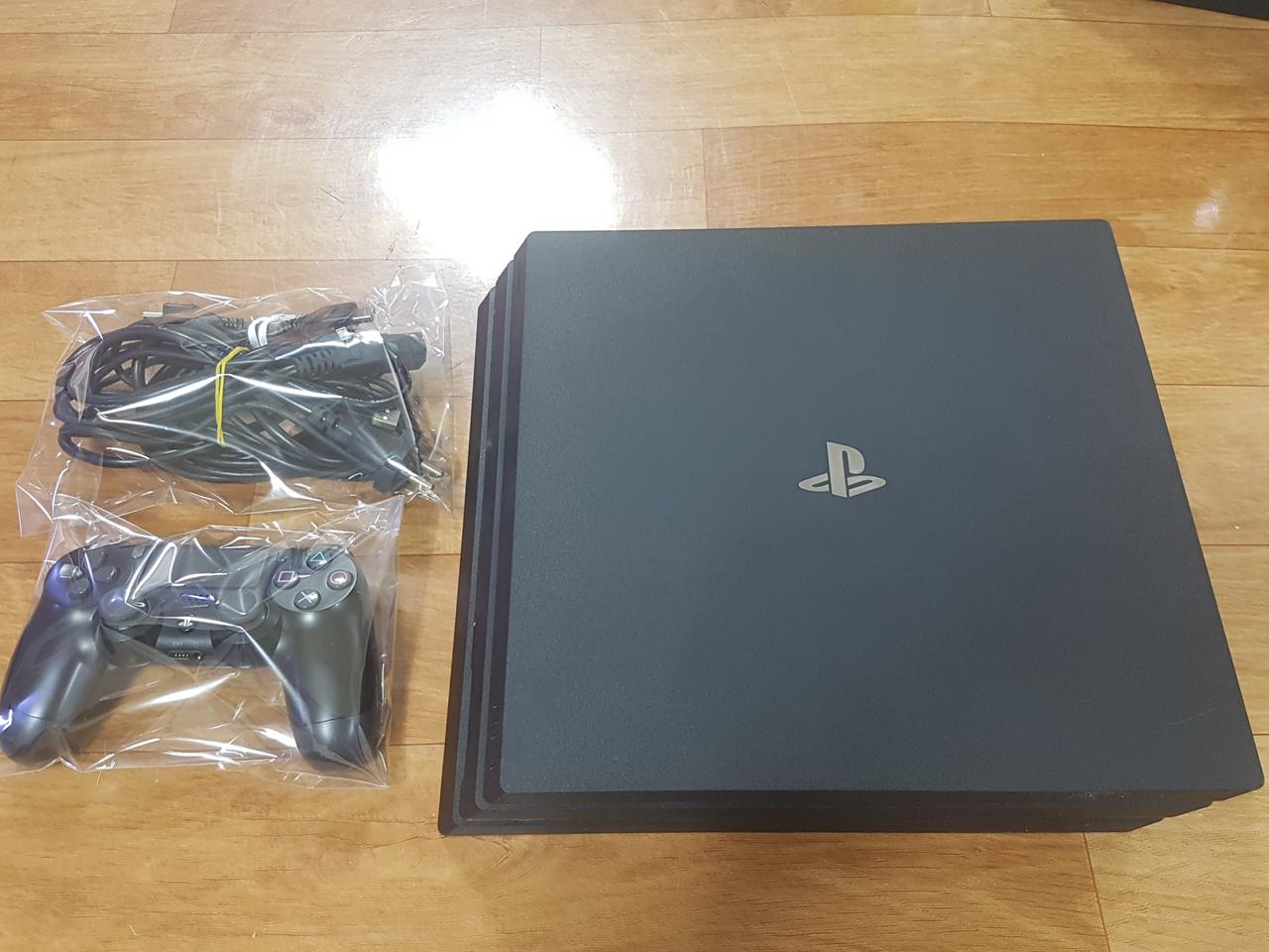 PS4  PRO  팝니다.