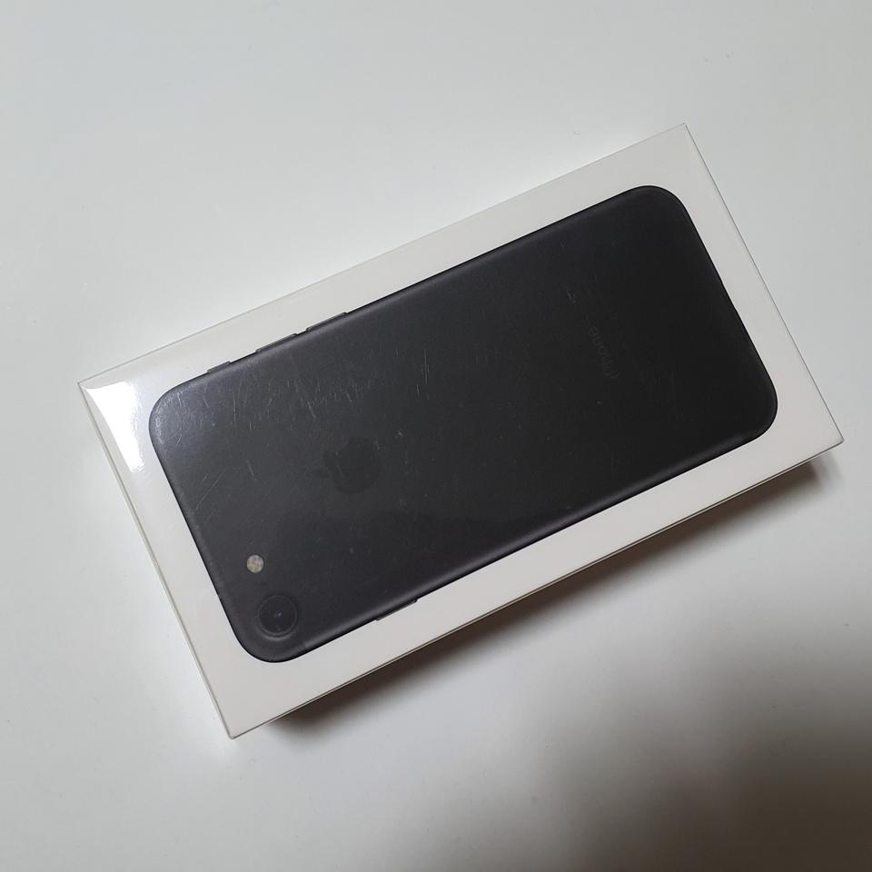 아이폰7  블랙 32기가 미개봉유심끼워 바로 사용 가능한 공기기입니다