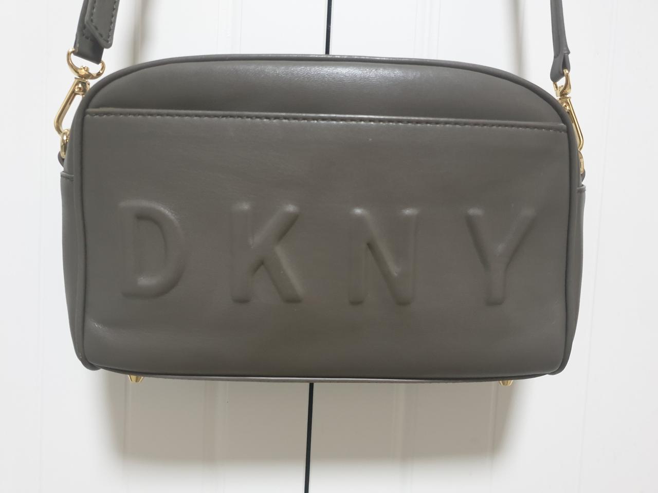 DKNY 틸리로고 카메라백