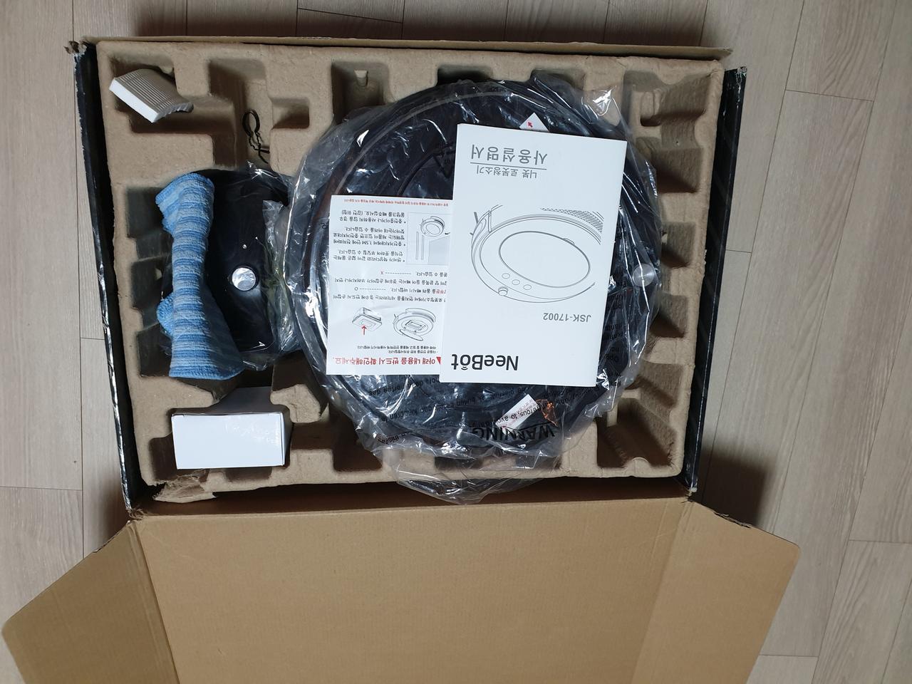 니봇 로봇청소기 물청소겸용 JSK-17002 팝니다.