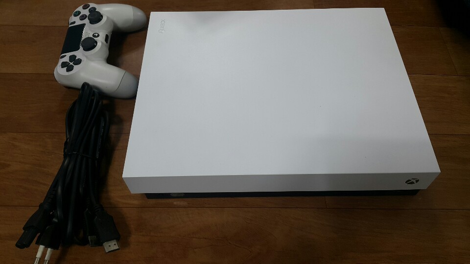 XBOX ONE X 1TB 팝니다.