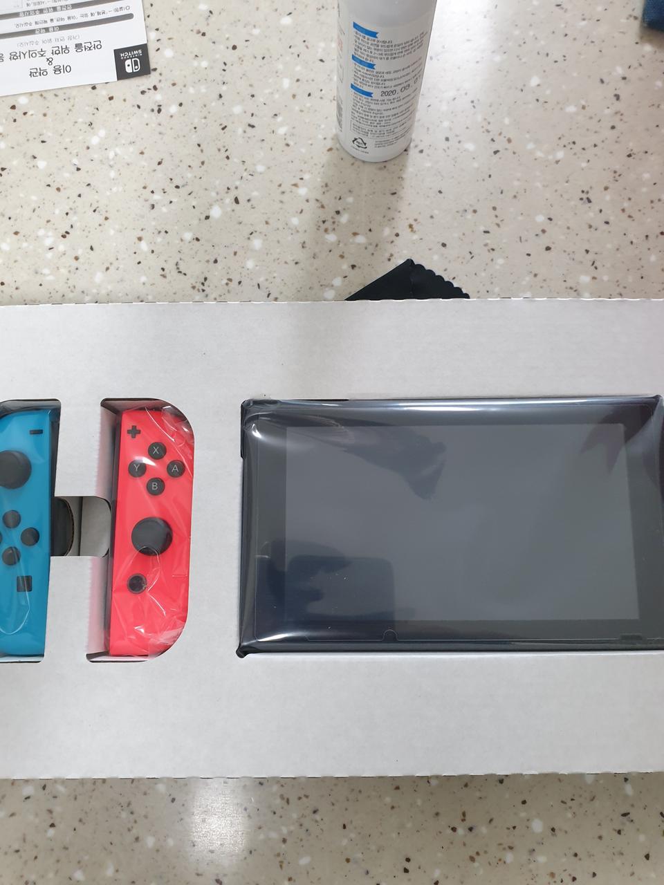 닌텐도 스위치 신형 네온판매합니다(액정필름+파우치포함)