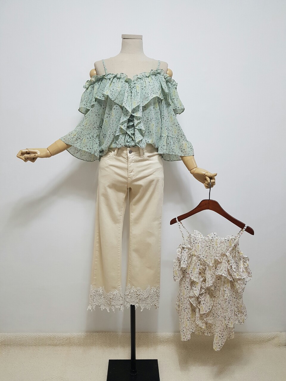 오프솔더 프릴 블라우스