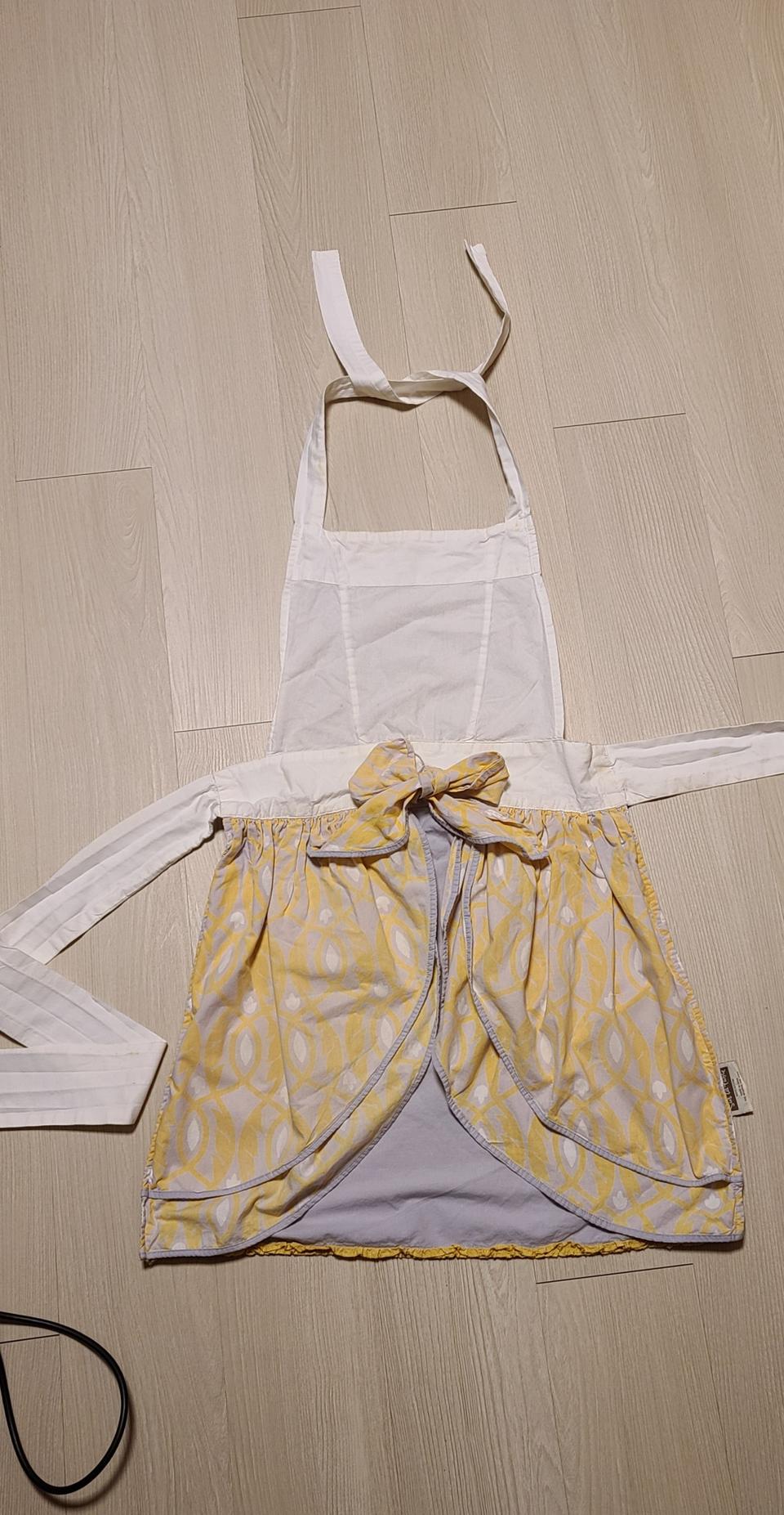 앞치마 sur la table