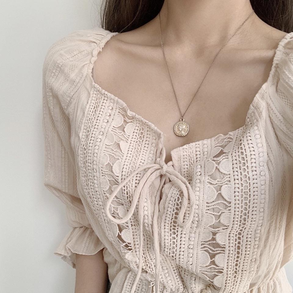 아일렛 크롭 블라우스