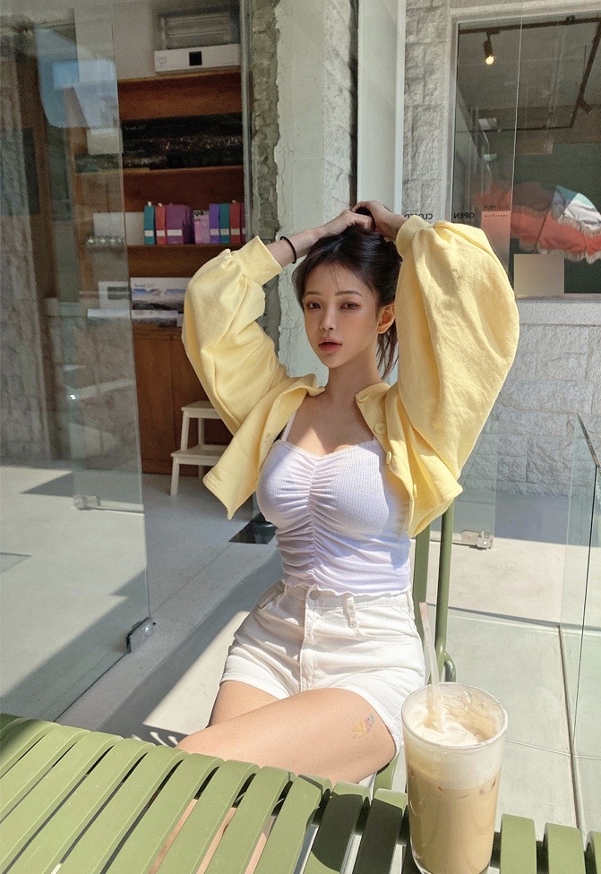 쮸리크롭가디건 화이트색상 세일