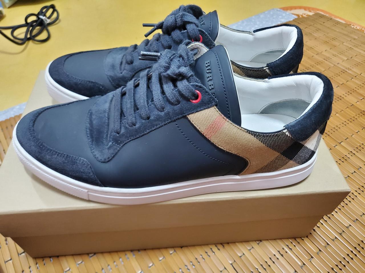버버리 네이비 스니커즈 신발 판매합니다 42사이즈(275-280)