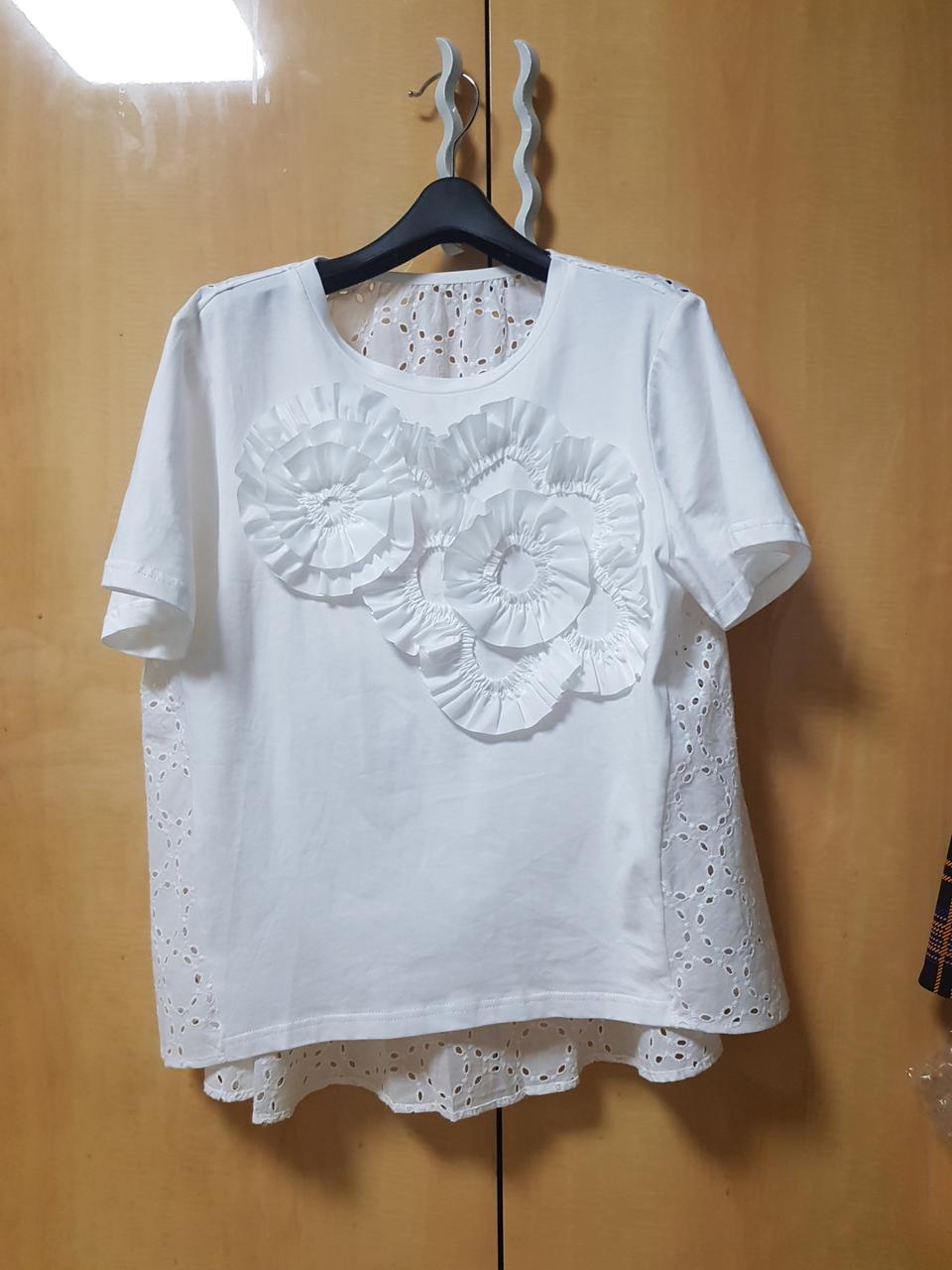 흰 블라우스 티