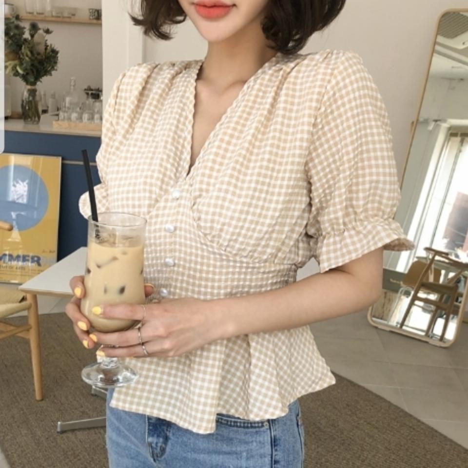 콩단추 블라우스