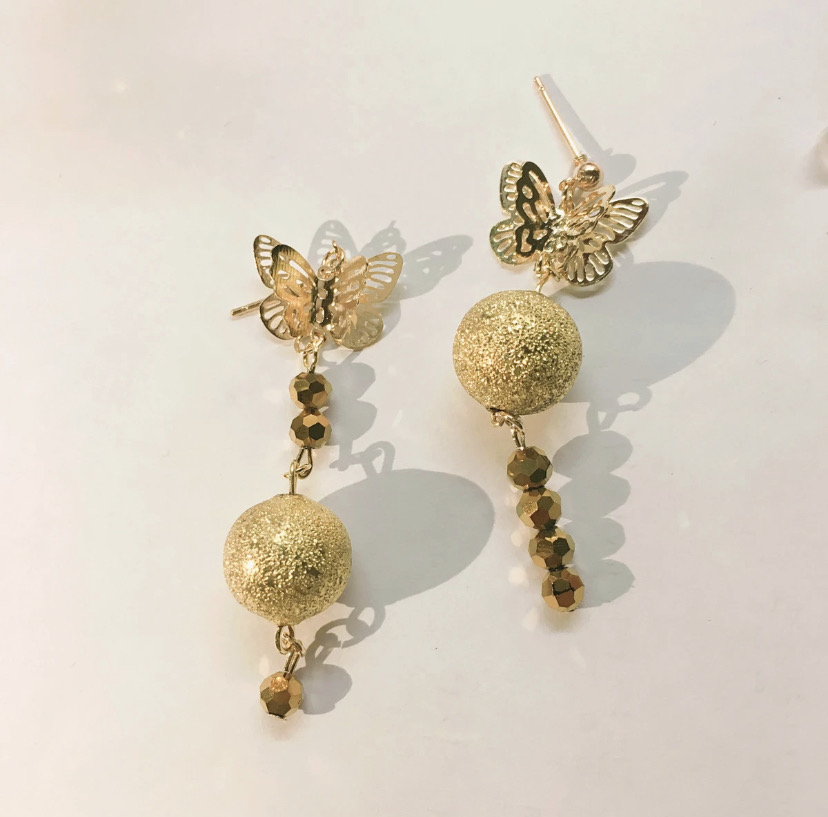 볼드 나비 볼 귀걸이
