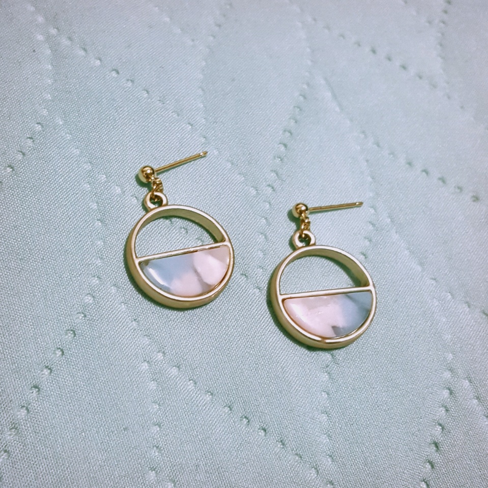 여름에 시원한 느낌의 귀걸이