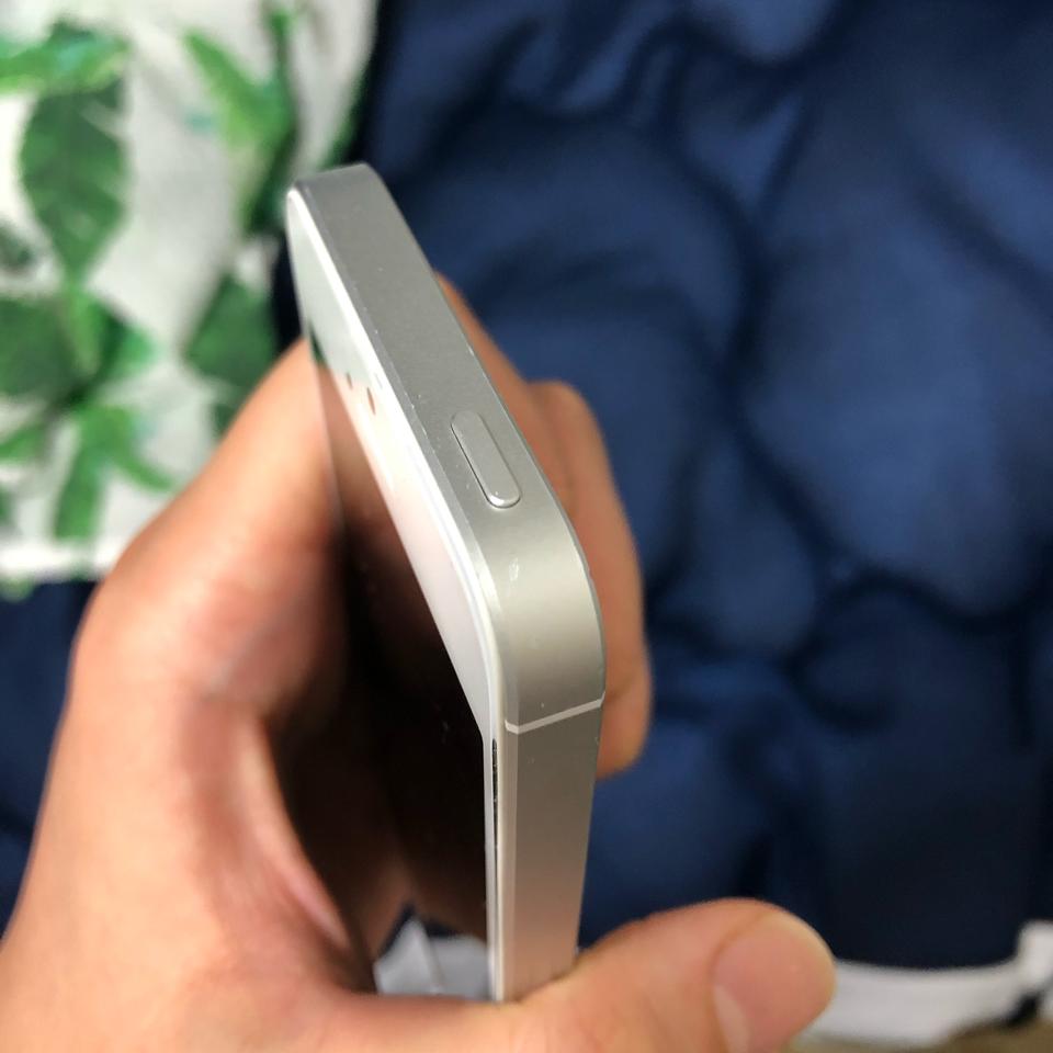 아이폰 SE 64G 실버 팔아요~~