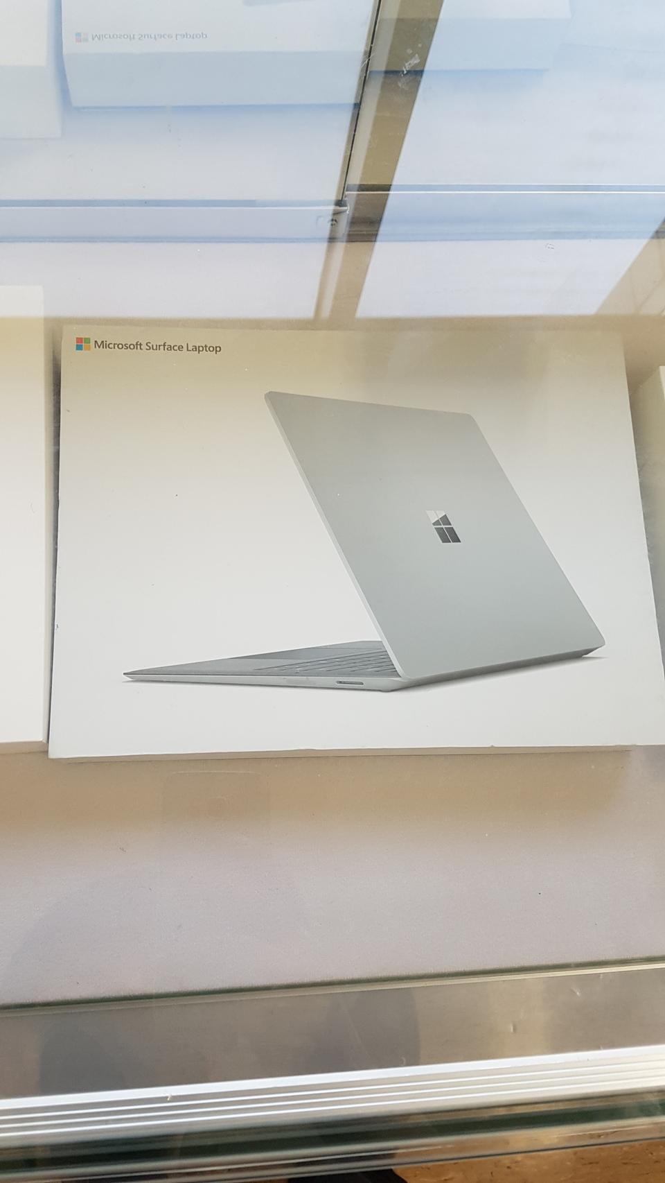 서피스 랩탑 케이스입니다