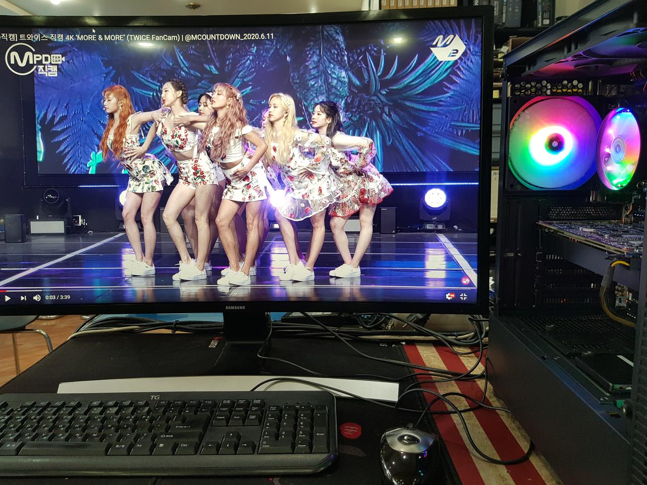 전주 32인치 삼성led커브드모니터(fhd 1920 x 1080)팝니다.