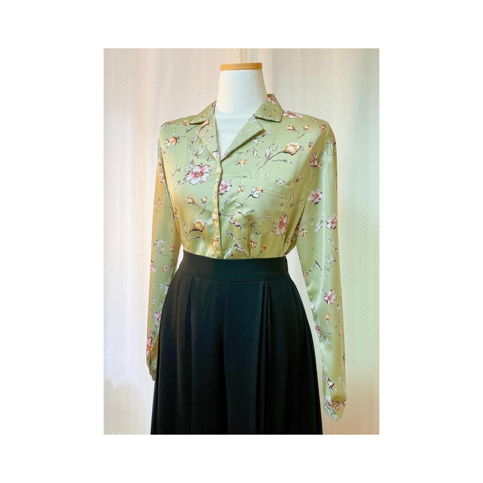 민트색 블라우스