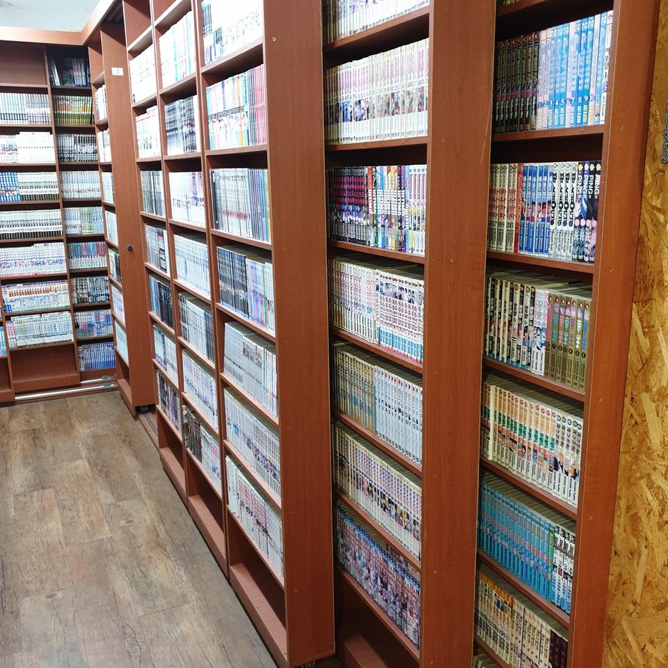 만화방책장 600개 만화카페 대형책장 칸막이대용 선반 장식장 진열장 수납