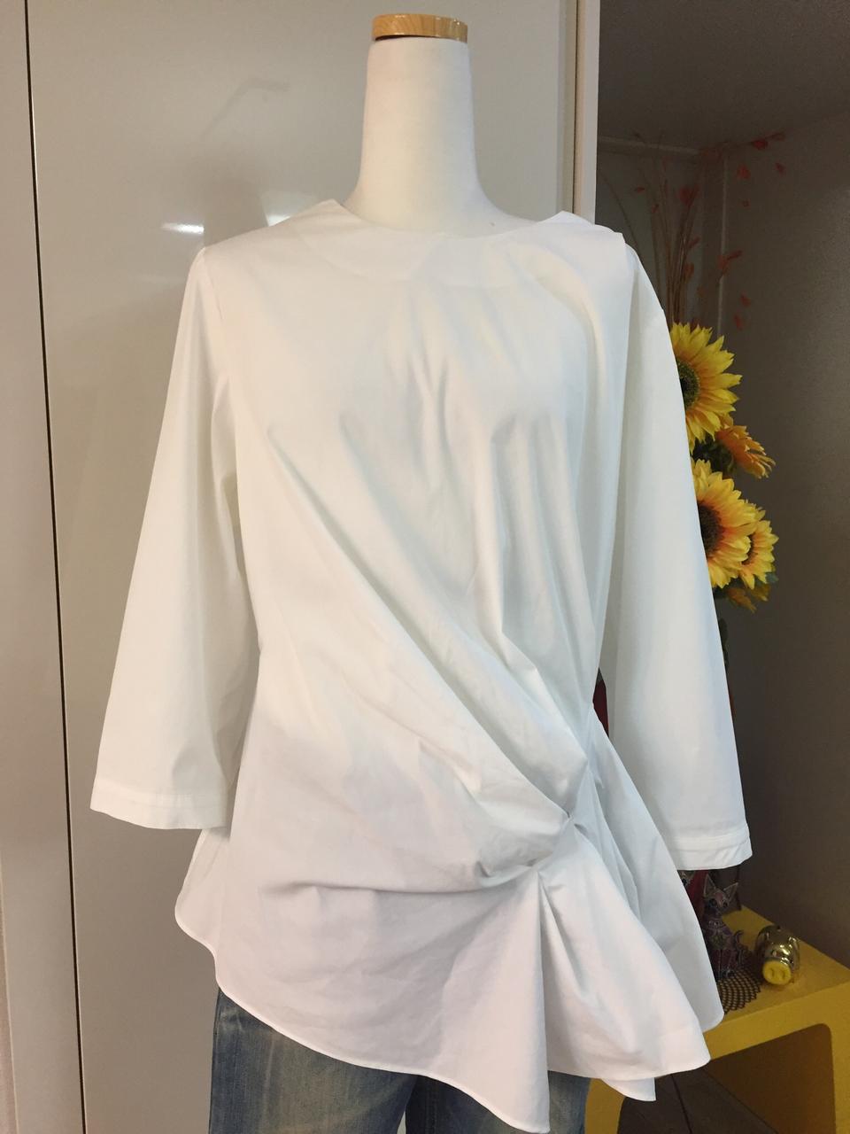 화이트 언발 블라우스