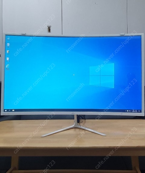 리얼 144Hz 게이밍 커브드 32인치 모니터 싸게 판매합니다