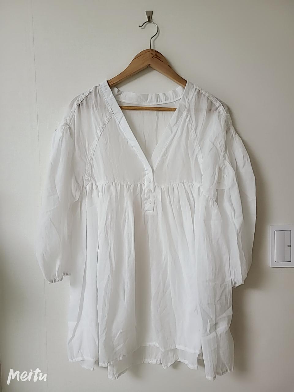 화이트 퍼프블라우스