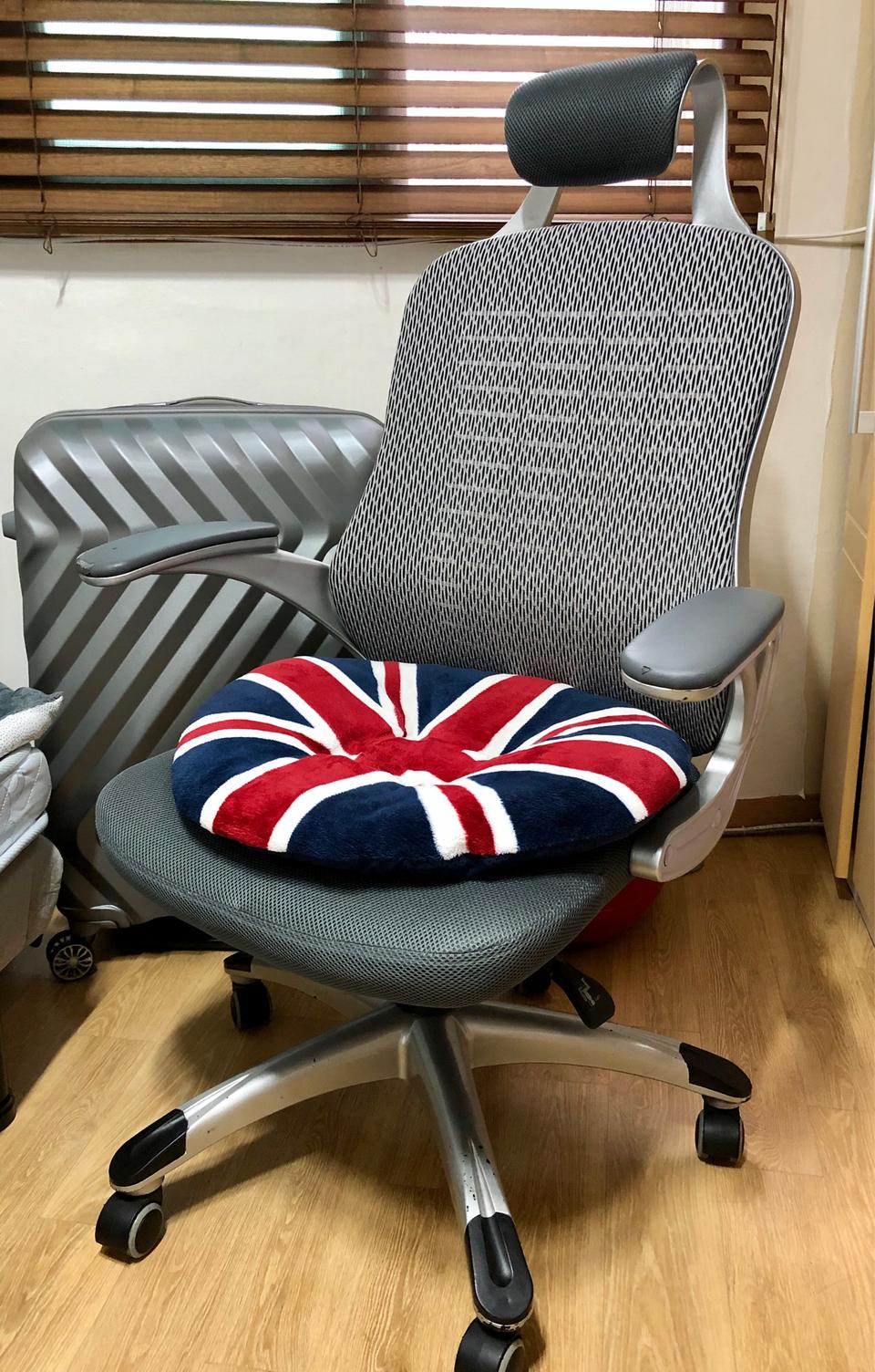 책상의자. 고가의 의자입니다.