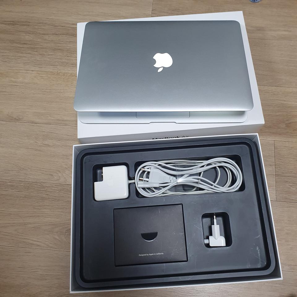맥북에어 2013 13인치 기본모델 풀박스 A급 팝니다.