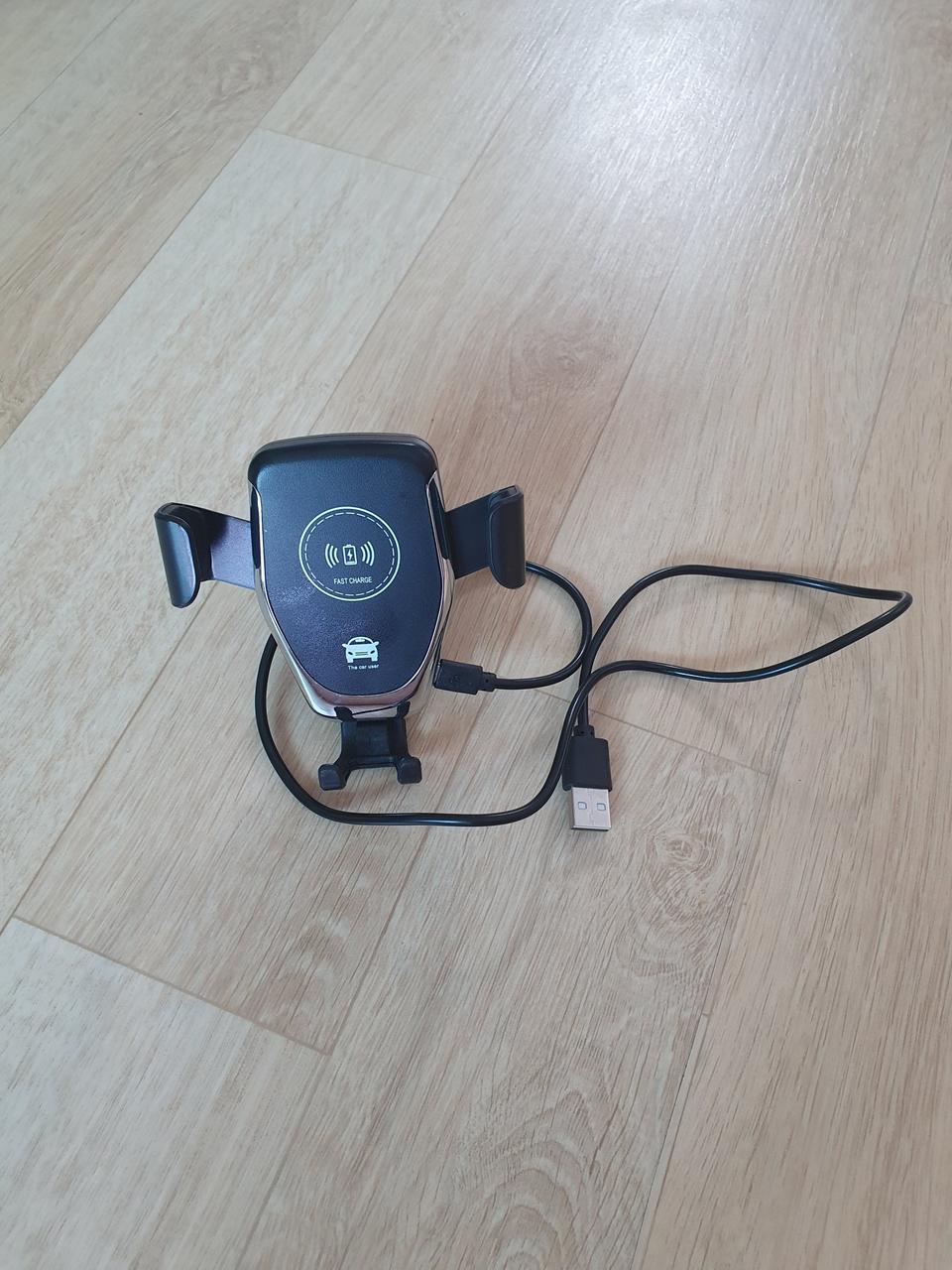 차량용 휴대폰 무선 충전기 팝니다.