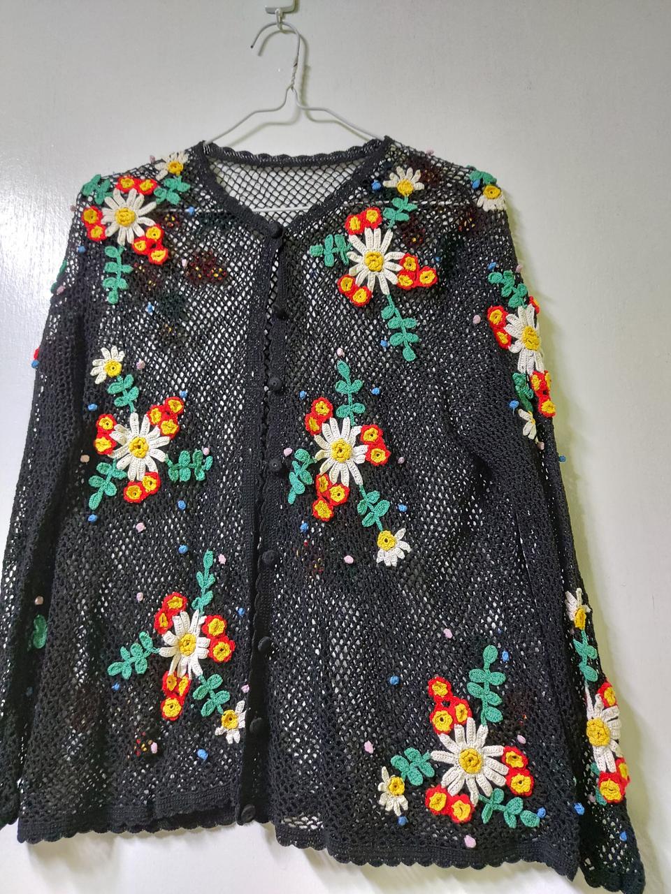 화려한 입체 꽃무늬 블랙 크로쉐 가디건